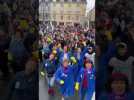 Watch video of Elles Sont Devenues Incontournables… Les Enseignantes Du Secondaire SNES-FSU Ont Défilé Ce Mardi 7 Mars, Contre La Réforme Des Retraites à Bordeaux.
Comme Lors Des Précédentes Mobilisations, Elles étaient Habillées En Bleu De Travail, Foulard à Pois Rouge Et Gants De Ménage Jaune à L’image De « Rosie La Riveteuse », Icône De La Culture Populaire Américaine, Symbolisant Les Six Millions De Femmes Qui Travaillèrent Dans L’industrie De L’armement Durant La Seconde Guerre Mondiale. « Jusqu’au Tombeau Pour Les Prolos » Ou Encore « À Cause De Macron Et Sa Team, C’est Les Femmes Qui Triment », Elles Ont Battu Le Pavé En Dansant Et En Chantant. - Les enseignantes du FSU lors de la mobilisation du 7 mars contre la réforme des retraites - Label : Sud Ouest -