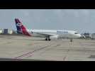 Huthi rebel prisoners arrive at Aden airport as prisoner swap kicks off