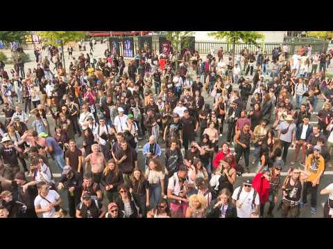 Techno Parade: the first partygoers gather at Place de la Bastille