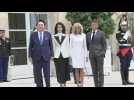 French President Emmanuel Macron welcomes his South Korean counterpart
