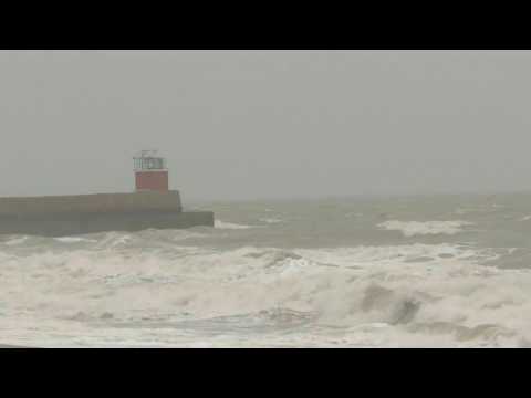 India: high tide, strong winds as Cyclone Biparjoy nears