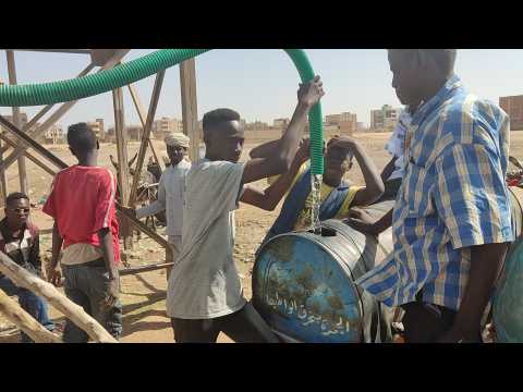 Sudanese fill water in barrels amid shortage caused by fighting