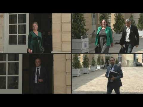 French PM meets with political leaders following urban violence