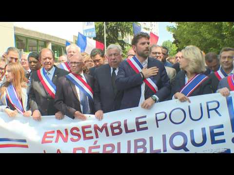 French conservatives march in support of mayor after attack