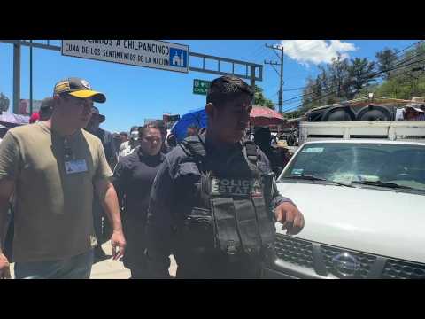 13 Mexican public security officials who were being held hostage are freed