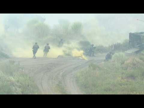 Taiwan forces conduct beach defence drill