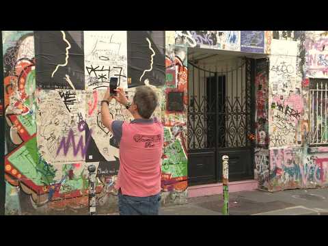 Jane Birkin's death: people gather in front of the Gainsbourg's house