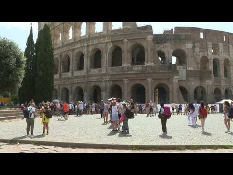 People outside Rome's Colosseum as heatwave in Italy strikes again