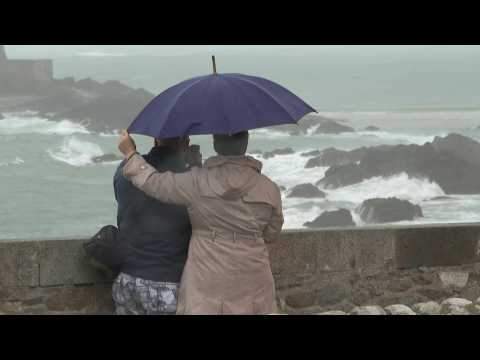 Storm "Patricia": strong winds and big waves sweep Saint-Malo