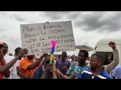 Thousands of coup supporters gathered near French base in Niger