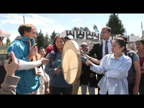 Ecuador: daughter of murdered candidate pays tribute to her father outside cemetery