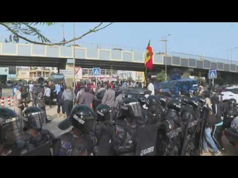 Senegal: police and crowds of supporters line Sonko's route to court