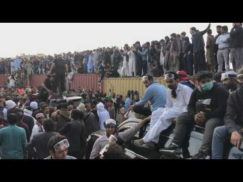 Pakistan: supporters of former PM Imran Khan gather outside the court