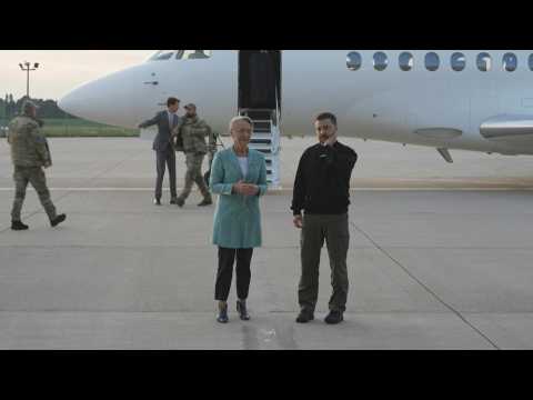 Volodymyr Zelensky lands in France, welcomed by Elisabeth Borne and Catherine Colonna