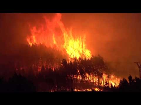 Spanish firefighters battle blaze that has forced hundreds to evacuate