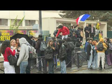 Pensions: students block the entrance to a high school in Paris