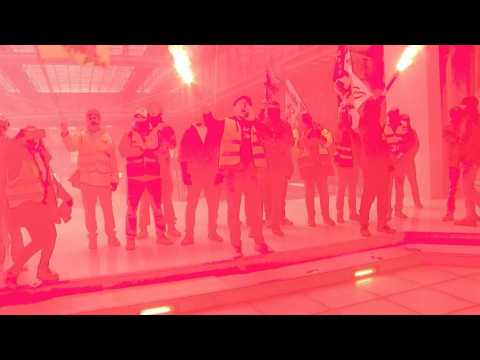 Paris: railway workers briefly invade iconic financial building