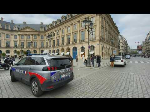 Images of the Bulgari jewelry store in Place Vendôme after a robbery