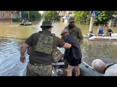 Citizens evacuated from flooded streets of Kherson after dam collapse