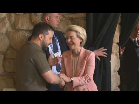 Zelensky meets with the EU's von der Leyen during European summit in Moldova
