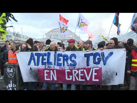 Pensions: Railway workers rally at Gare de Lyon in Paris