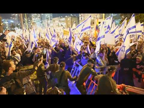 Israeli police scuffle with protesters angry at gvt's legal overhaul