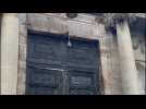 Pensions: burnt out door of Bordeaux city hall the day after the demonstration