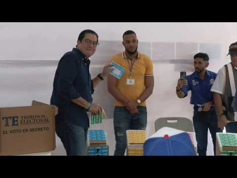 Panama: Presidential candidate and ex-president Torrijos casts his vote