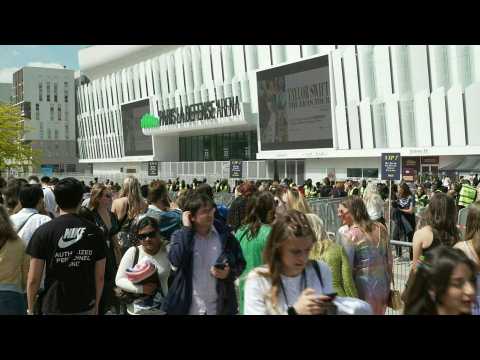 Fans queue as Taylor Swift European dates kick off in Paris