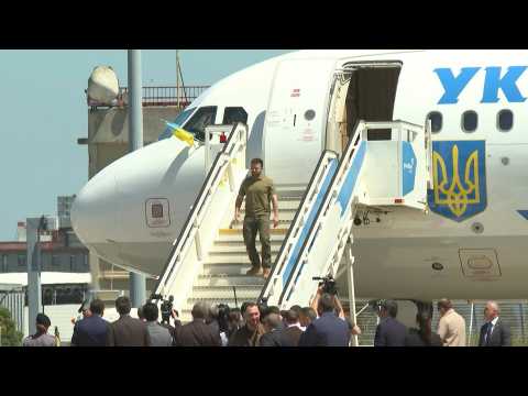 Ukrainian President Zelensky welcomed to Portugal by PM Montenegro