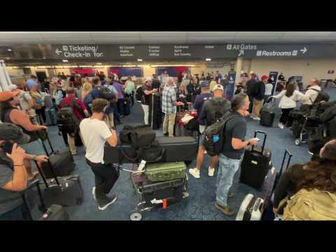 Travelers in long queues at US airport after massive IT outage
