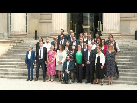 Legislative elections: Green MPs pose on the steps of the Palais Bourbon