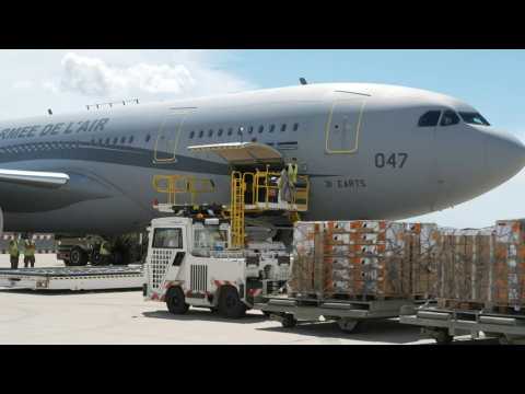 Loading of a French air force plane to New Caledonia