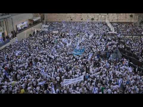Thousands of Jewish nationalists mark Jerusalem Day at Western Wall