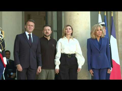 Emmanuel Macron welcomes Volodymyr Zelensky and his wife