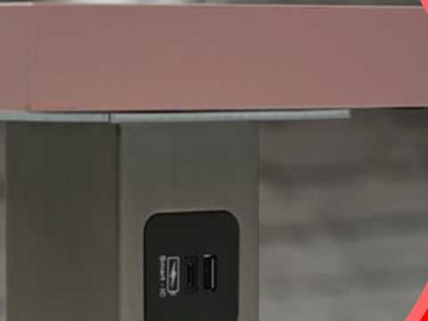 Waarom u oplaadstations voor smartphones op openbare plaatsen moet vermijden